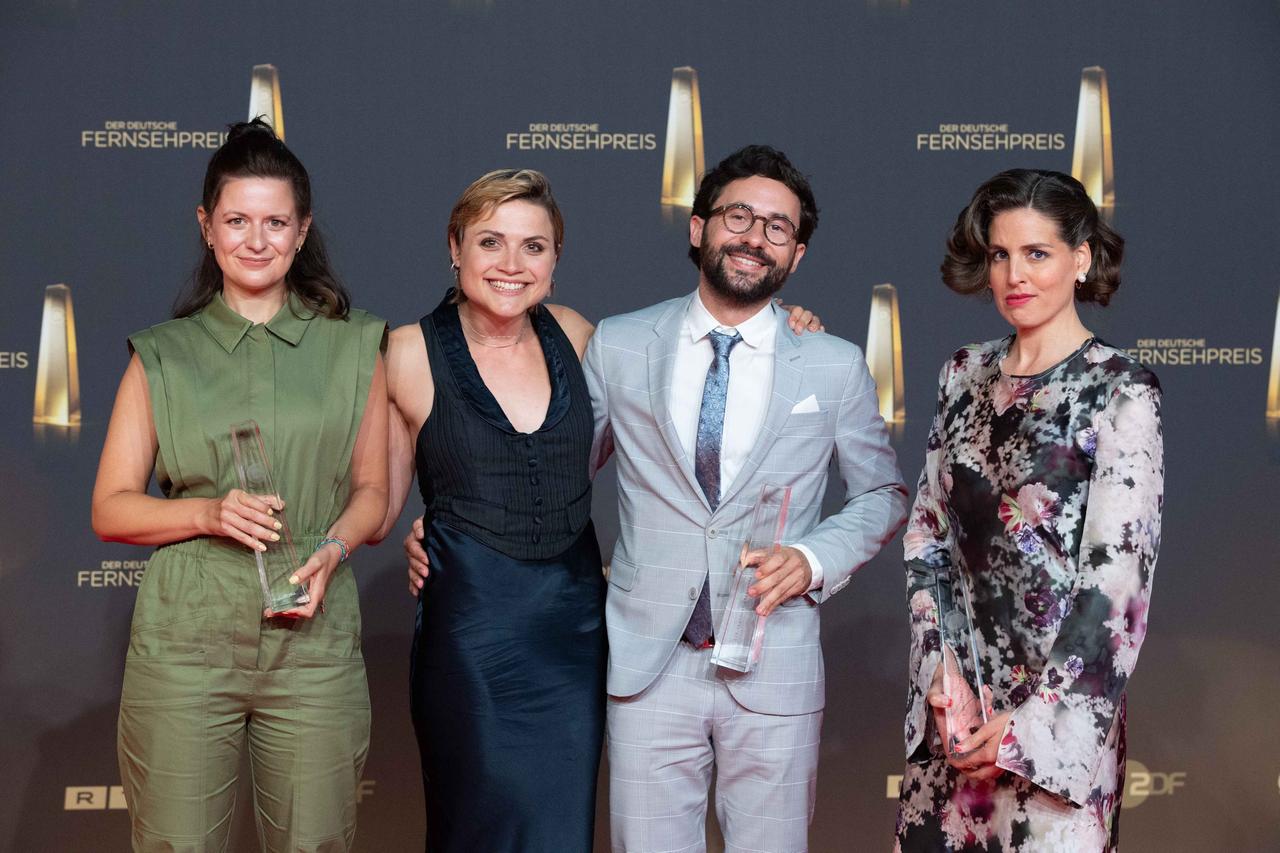 Mala Emde und ihr Team von Oh Hell erhalten den Deutschen Fernsehpreis in der Kategorie Beste Comedy-Serie. 