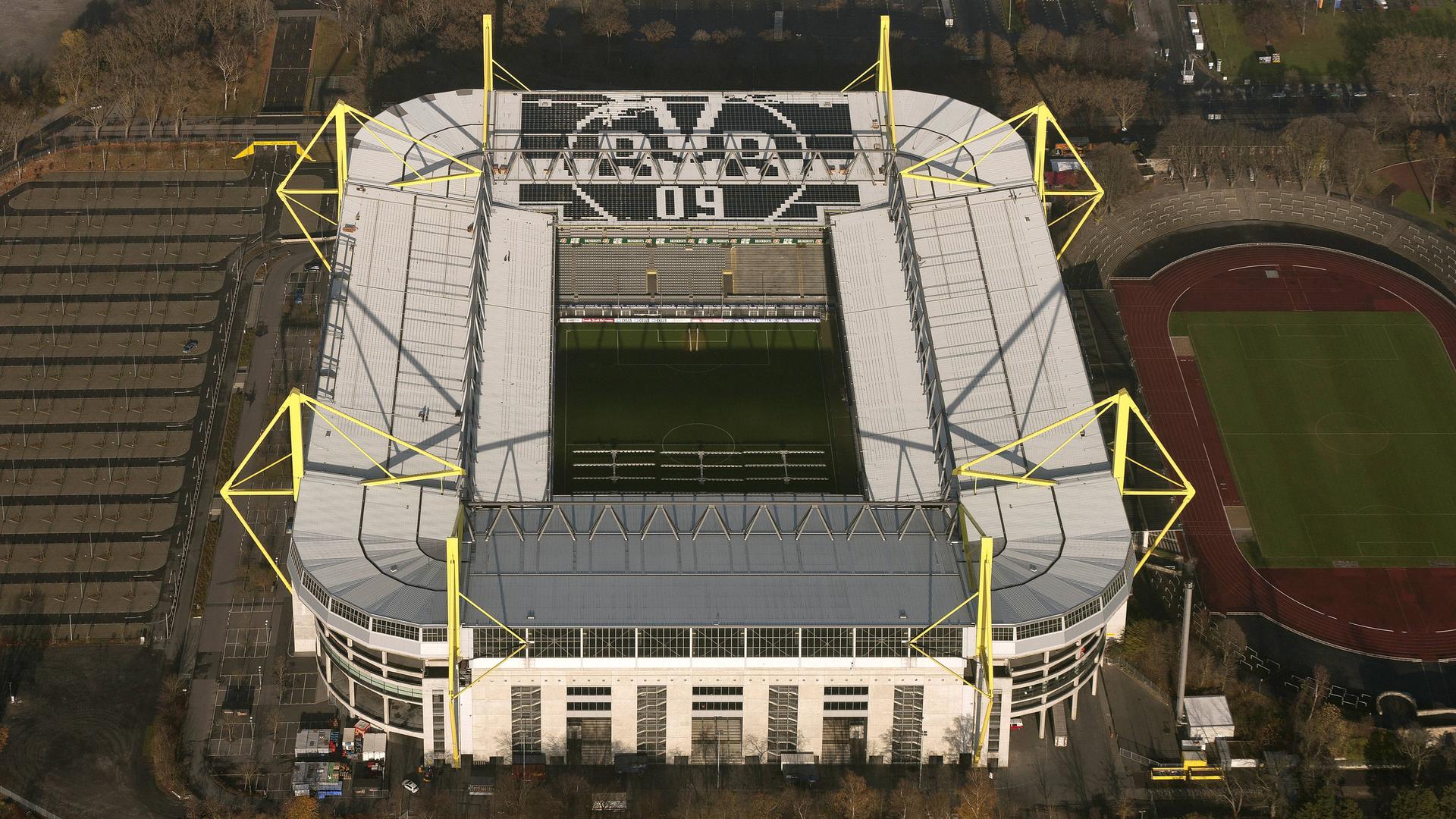 Das Dach des Dortmunder Stadions mit Solarmodulen angeordnet in Form des Vereinswappens.