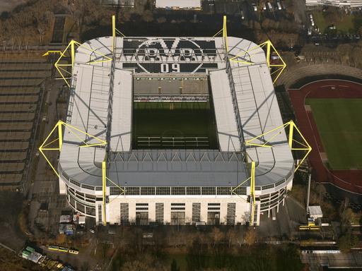 Das Dach des Dortmunder Stadions mit Solarmodulen angeordnet in Form des Vereinswappens.