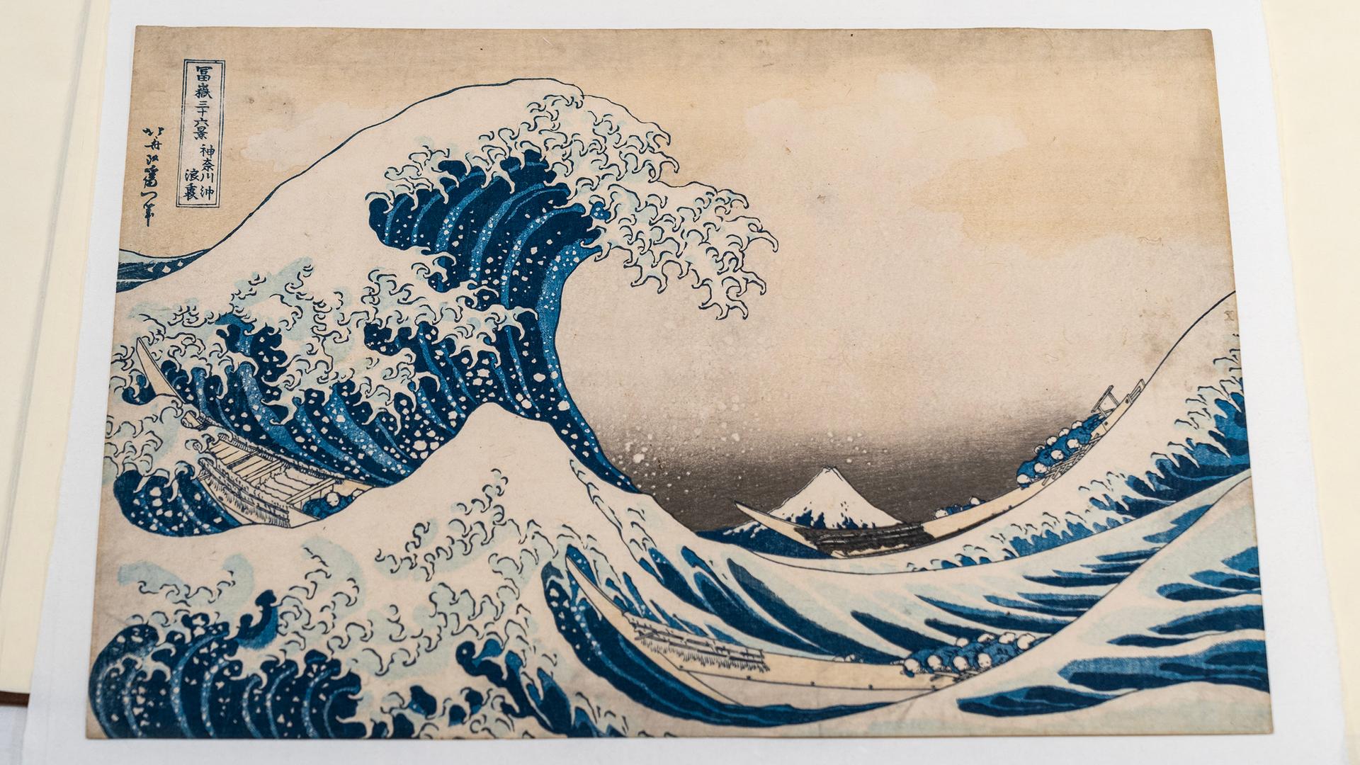 Auf diesem Bild ist ein Druck von Katsushika Hokusai Große Welle zu sehen. Auf diesem Bild ist ein Druck von Katsushika Hokusai Große Welle zu sehen.