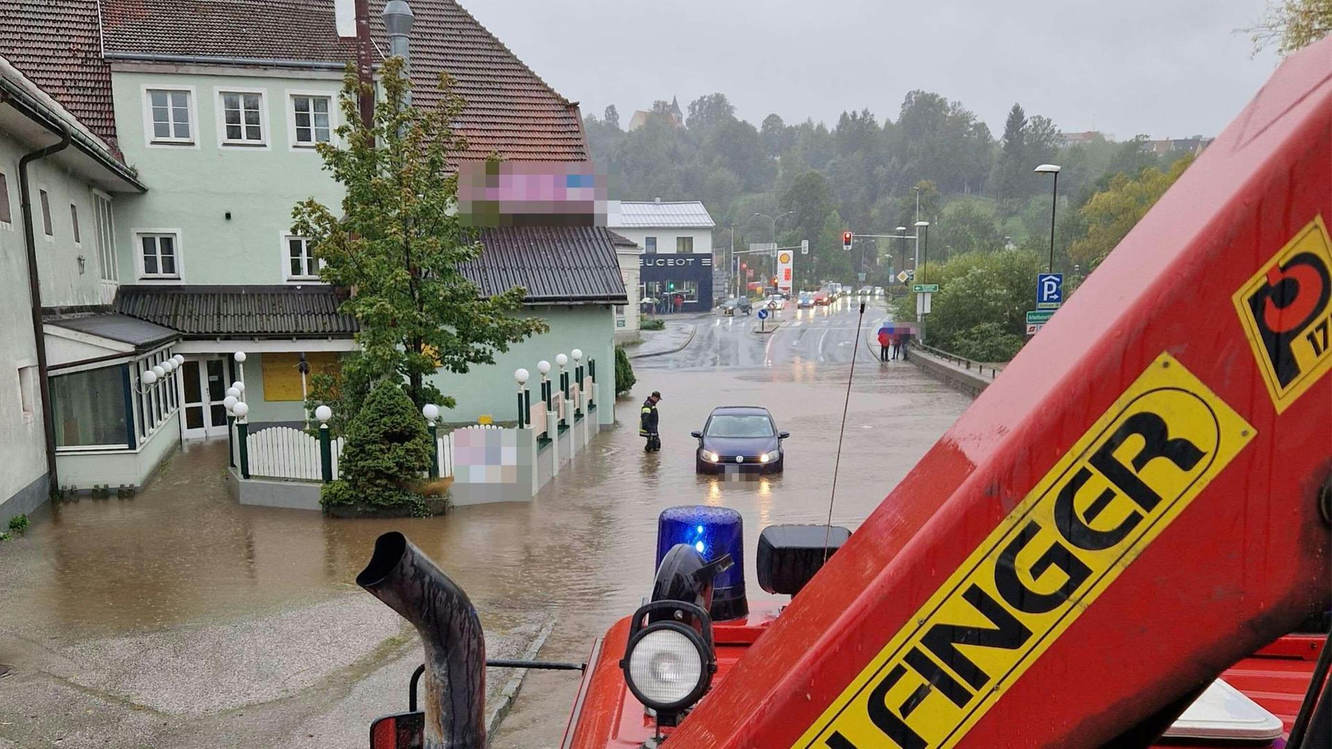 Ein Straßenzug in Zwettl in Österreich ist nach Dauerregen überflutet. 