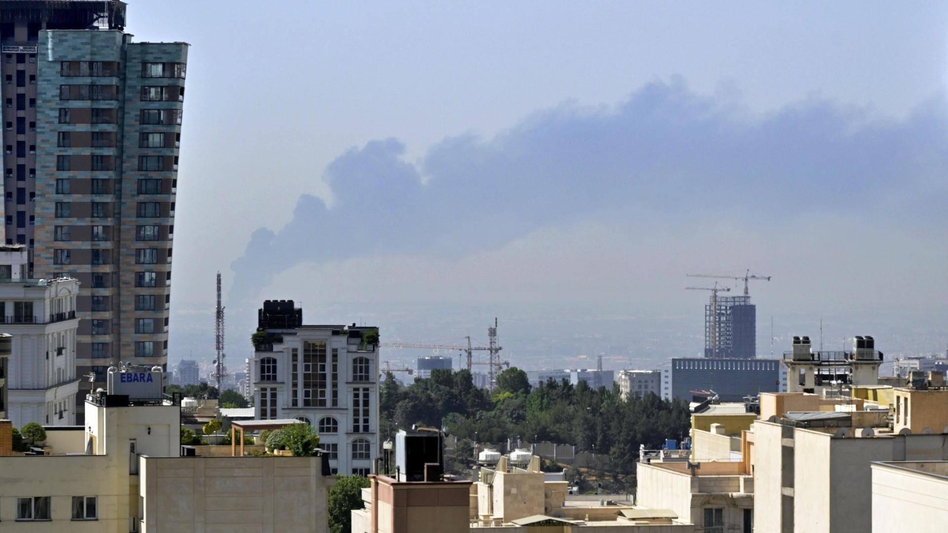 Rauch steigt nach einem israelischen Raketenangriff über Teheran auf.