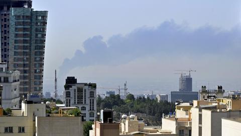 Rauch steigt nach einem israelischen Raketenangriff über Teheran auf.