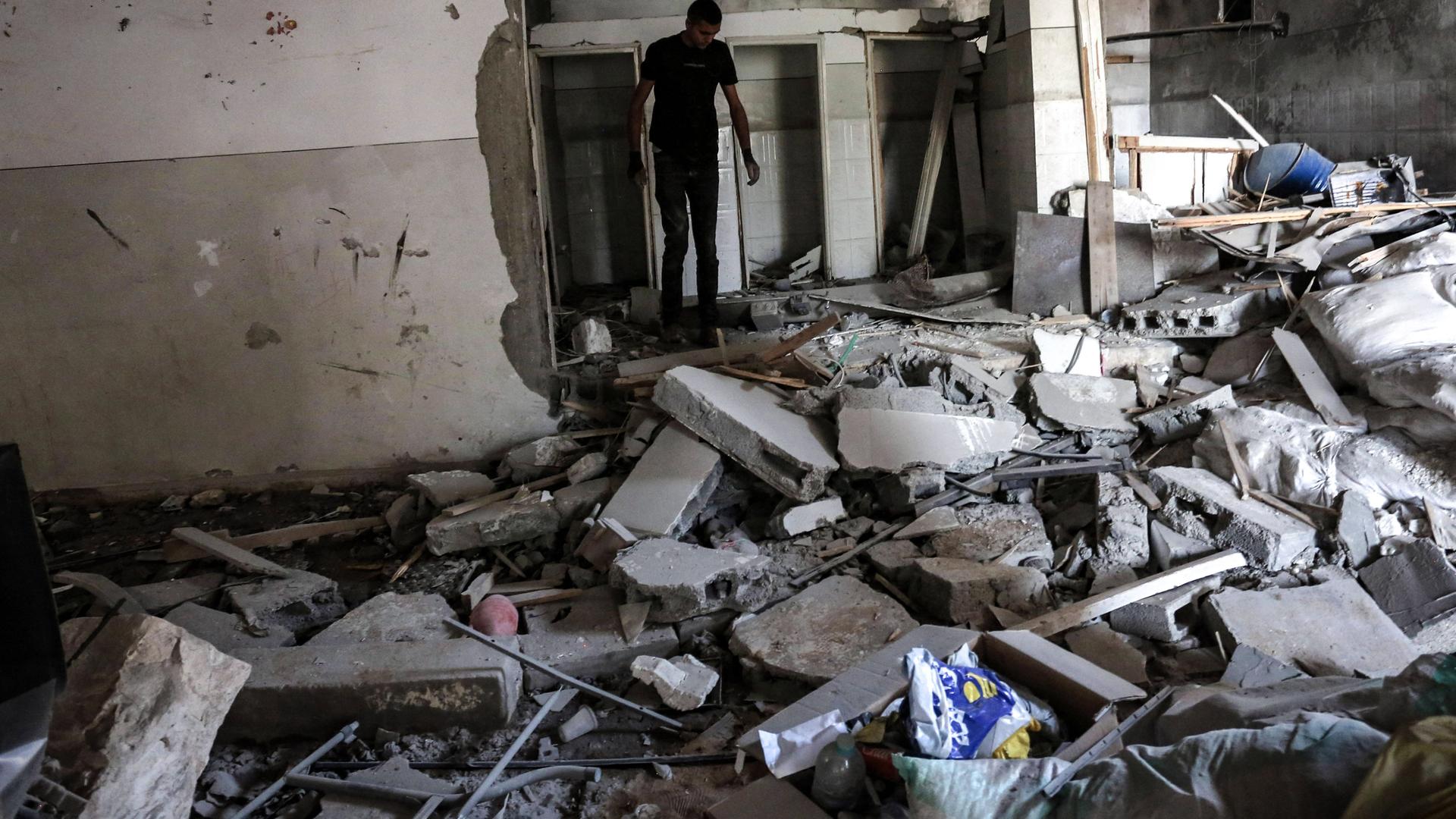 Palästinensische Gebiete, Dschenin: Ein Palästinenser inspiziert die Schäden in einer Moschee nach israelischen Luftangriffen.