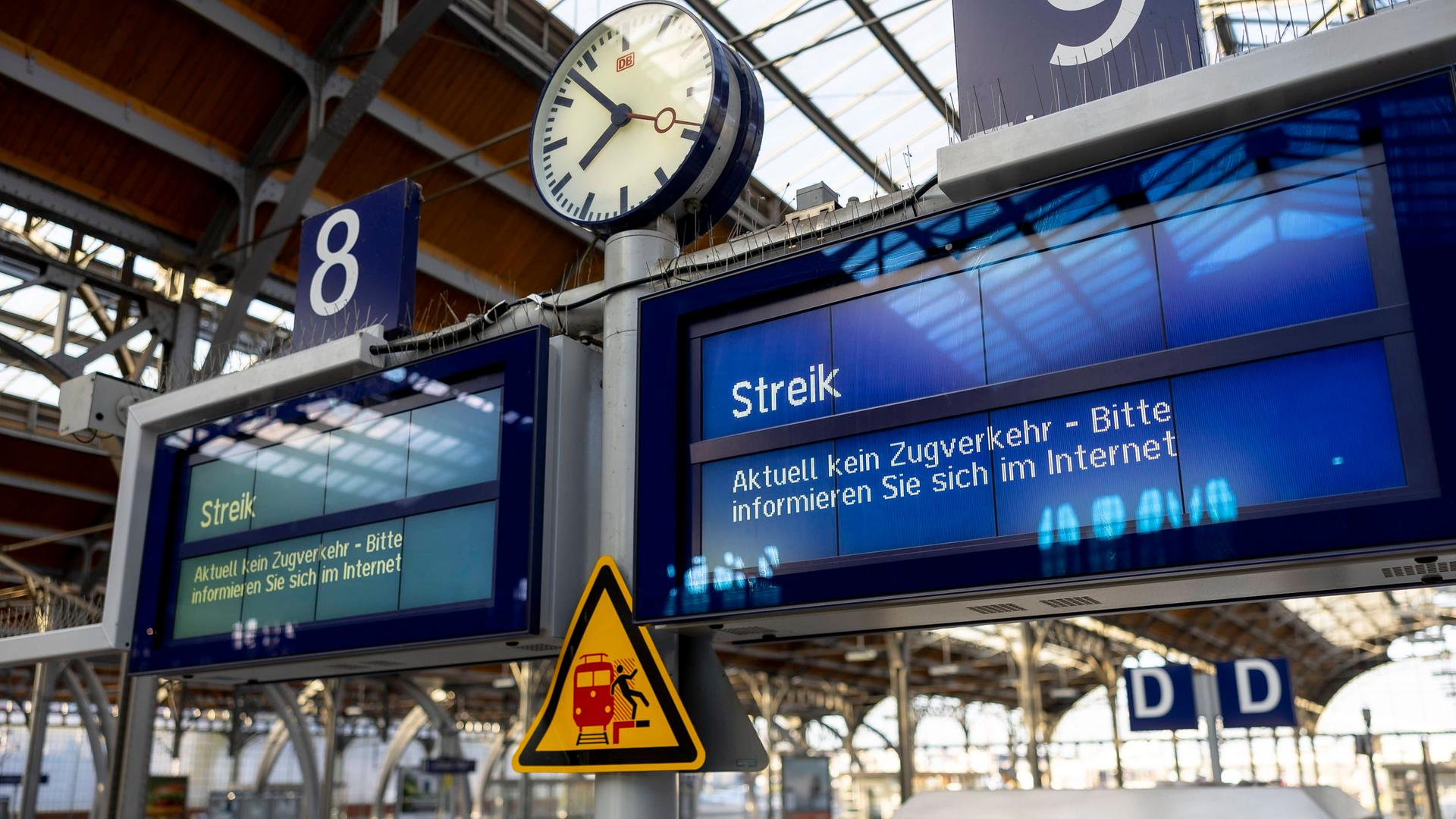 Im Bahnhof blickt man auf eine Hinweistafel, auf der steht, dass kein Zugverkehr mehr stattfindet.