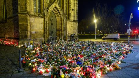 Blumen, Kerzen, Kränze und Stofftiere liegen vor der Johanniskirche. Am 20. Dezember 2024 war auf dem Weihnachtsmarkt ein Autofahrer in eine Menschengruppe gefahren. Es gab mehrere Tote und Verletzte. 