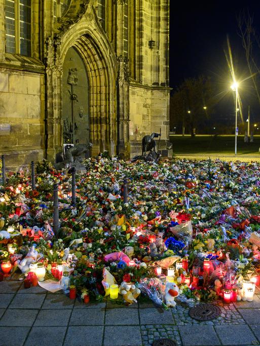 Blumen, Kerzen, Kränze und Stofftiere liegen vor der Johanniskirche. Am 20. Dezember 2024 war auf dem Weihnachtsmarkt ein Autofahrer in eine Menschengruppe gefahren. Es gab mehrere Tote und Verletzte. 