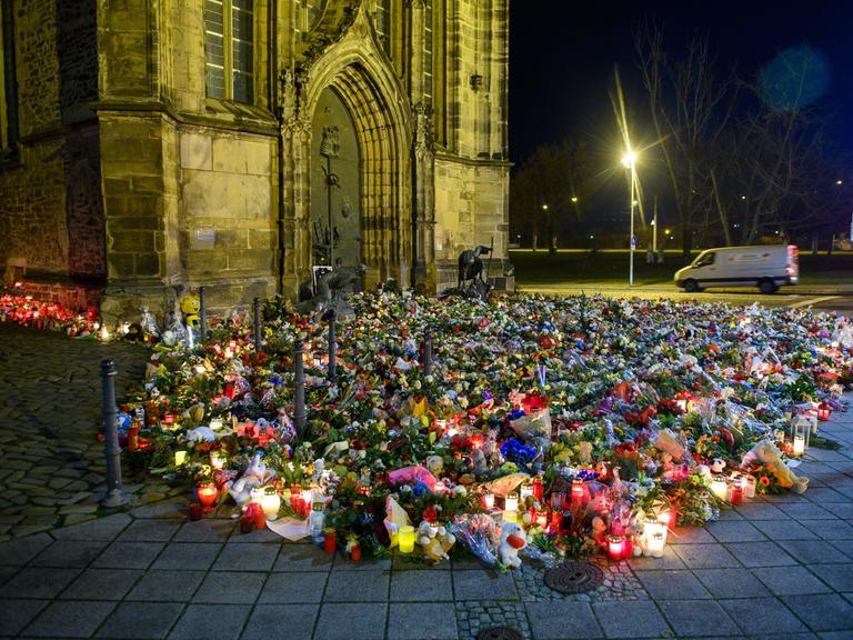 Blumen, Kerzen, Kränze und Stofftiere liegen vor der Johanniskirche. Am 20. Dezember 2024 war auf dem Weihnachtsmarkt ein Autofahrer in eine Menschengruppe gefahren. Es gab mehrere Tote und Verletzte. 