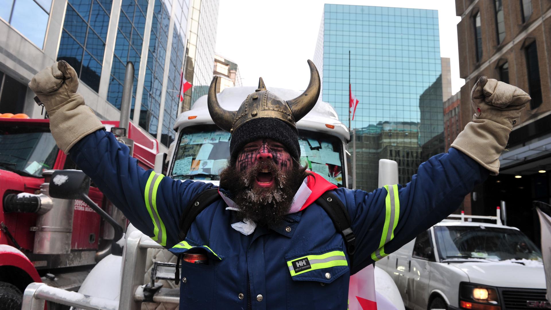 Ein Mann mit gehörntem Helm protestiert in Kanadas Hauptstadt Ottawa