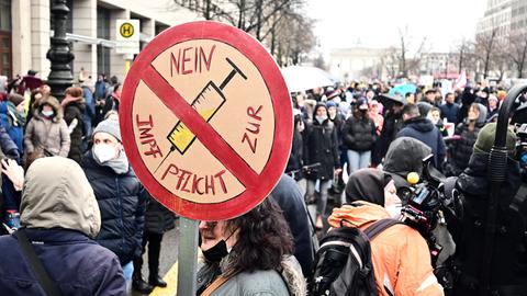 Teilnehmende an einer Demonstration gegen die aktuellen Corona-Maßnahmen und gegen eine geplante Corona-Impfpflicht in Deutschland.