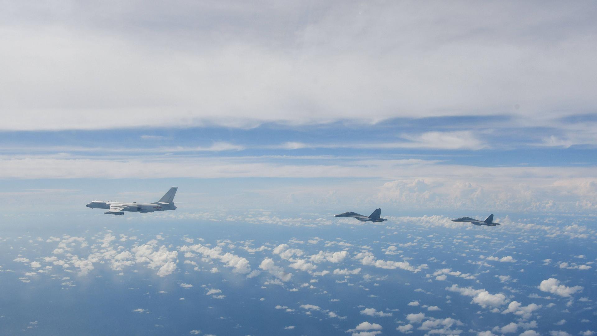 Drei Kampfflugzeuge der chinesischen Armee fliegen Übungen rund um Taiwan.