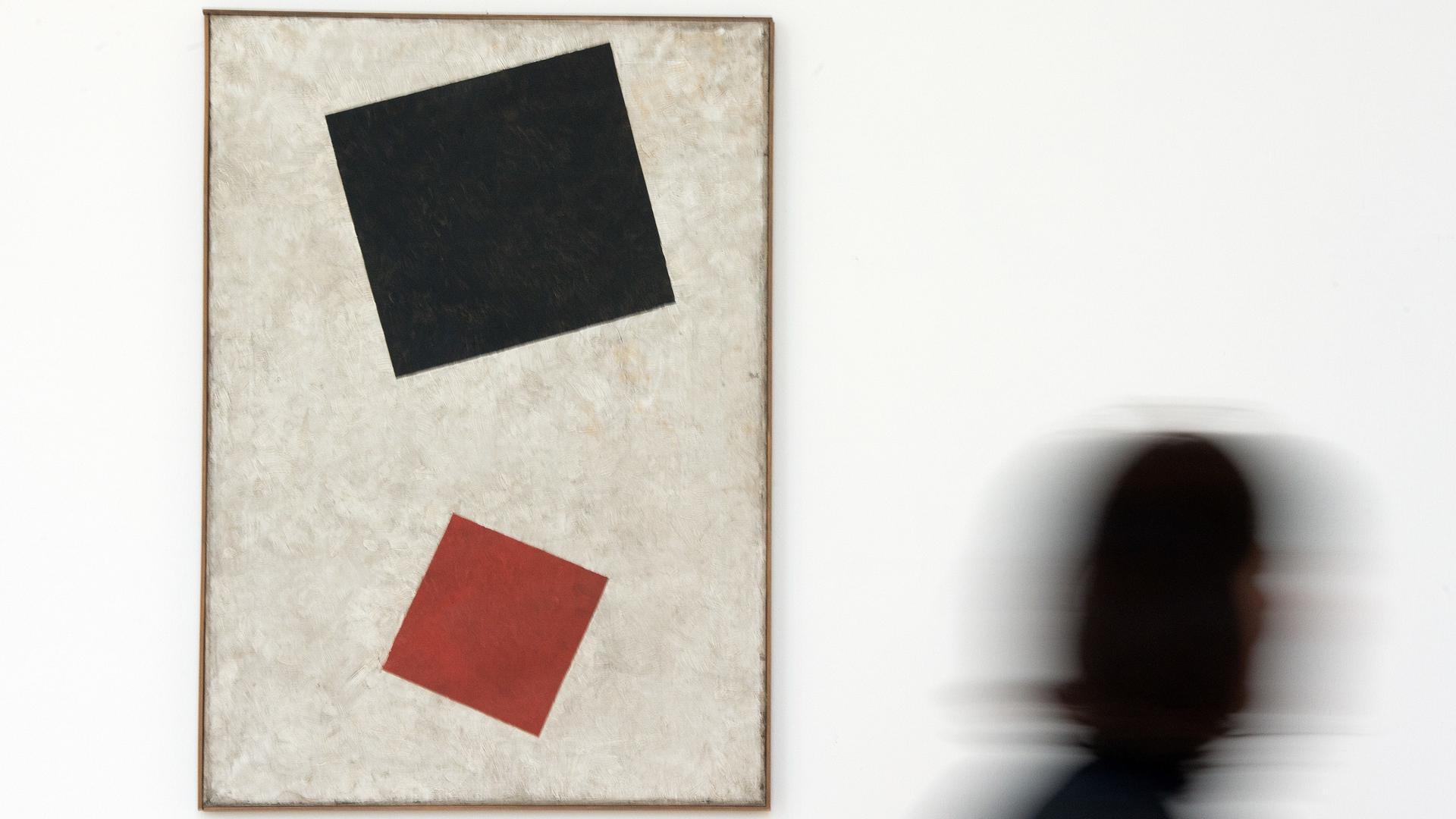 «Schwarzes Rechteck und rotes Quadrat» von Kasimir Malewitsch aus dem Jahr 1915 ist in der Kunstsammlung Nordrhein-Westfalen zu sehen.
