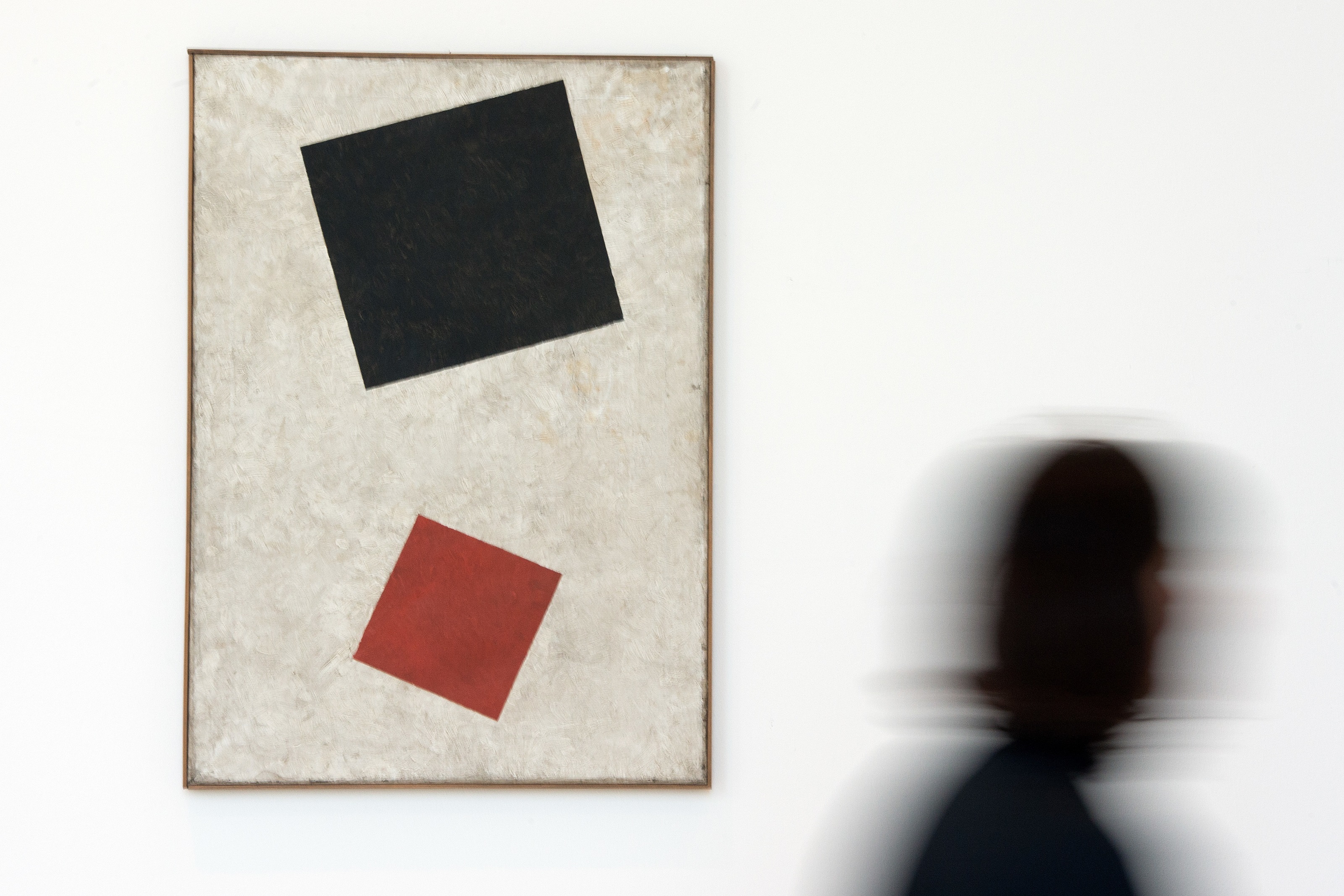 «Schwarzes Rechteck und rotes Quadrat» von Kasimir Malewitsch aus dem Jahr 1915 ist in der Kunstsammlung Nordrhein-Westfalen zu sehen.