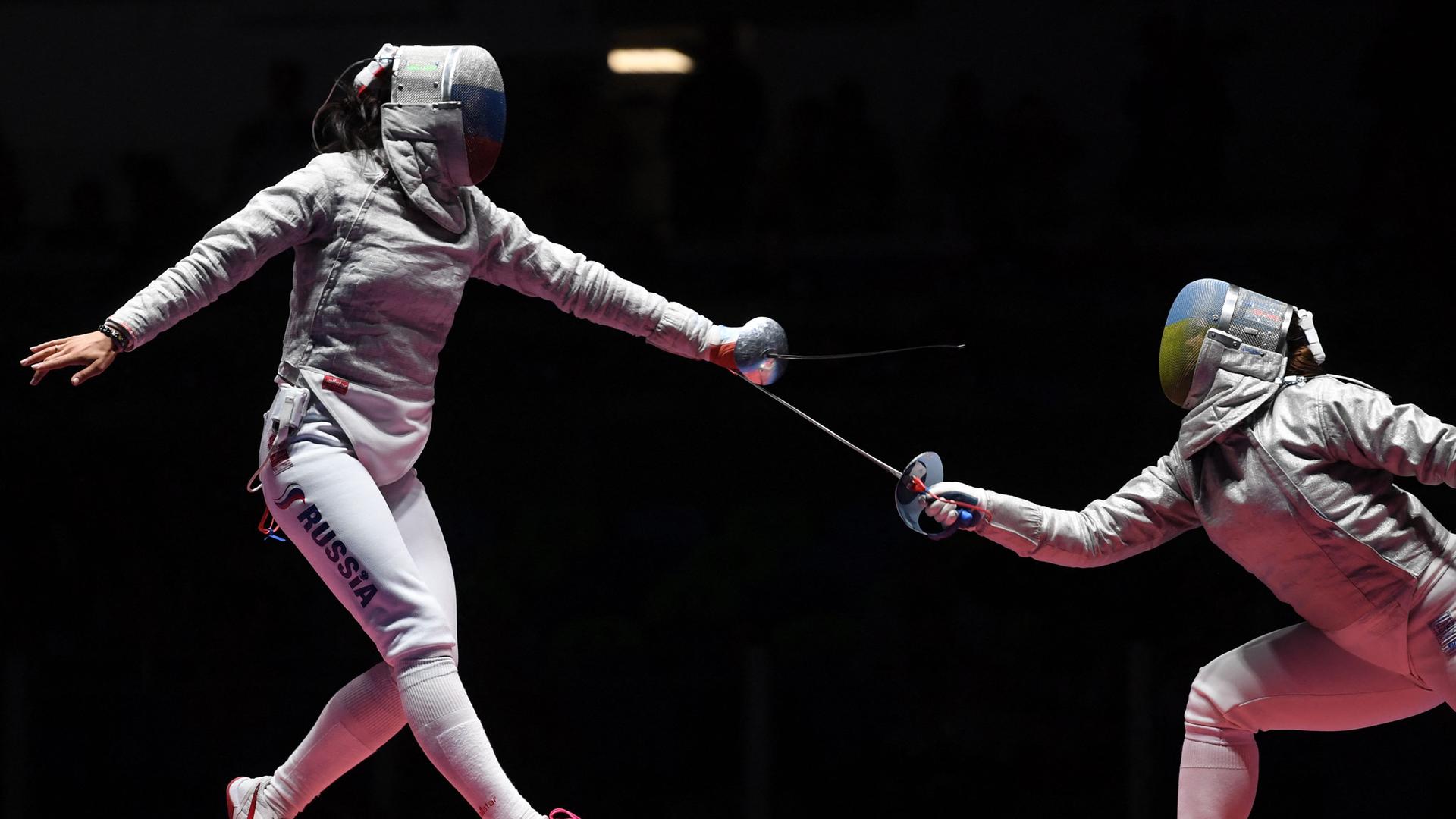 Olympische Spiele Rio 2026: Die ukrainische Fechterin Alina Komashchuk (r) in der Partie gegen die Russin Yana Egorian.