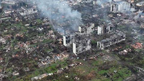 Eine Luftaufnahme zeigt zerstörte Gebäude in der Stadt Bachmut, Aufnahme vom 24. April 2023.
