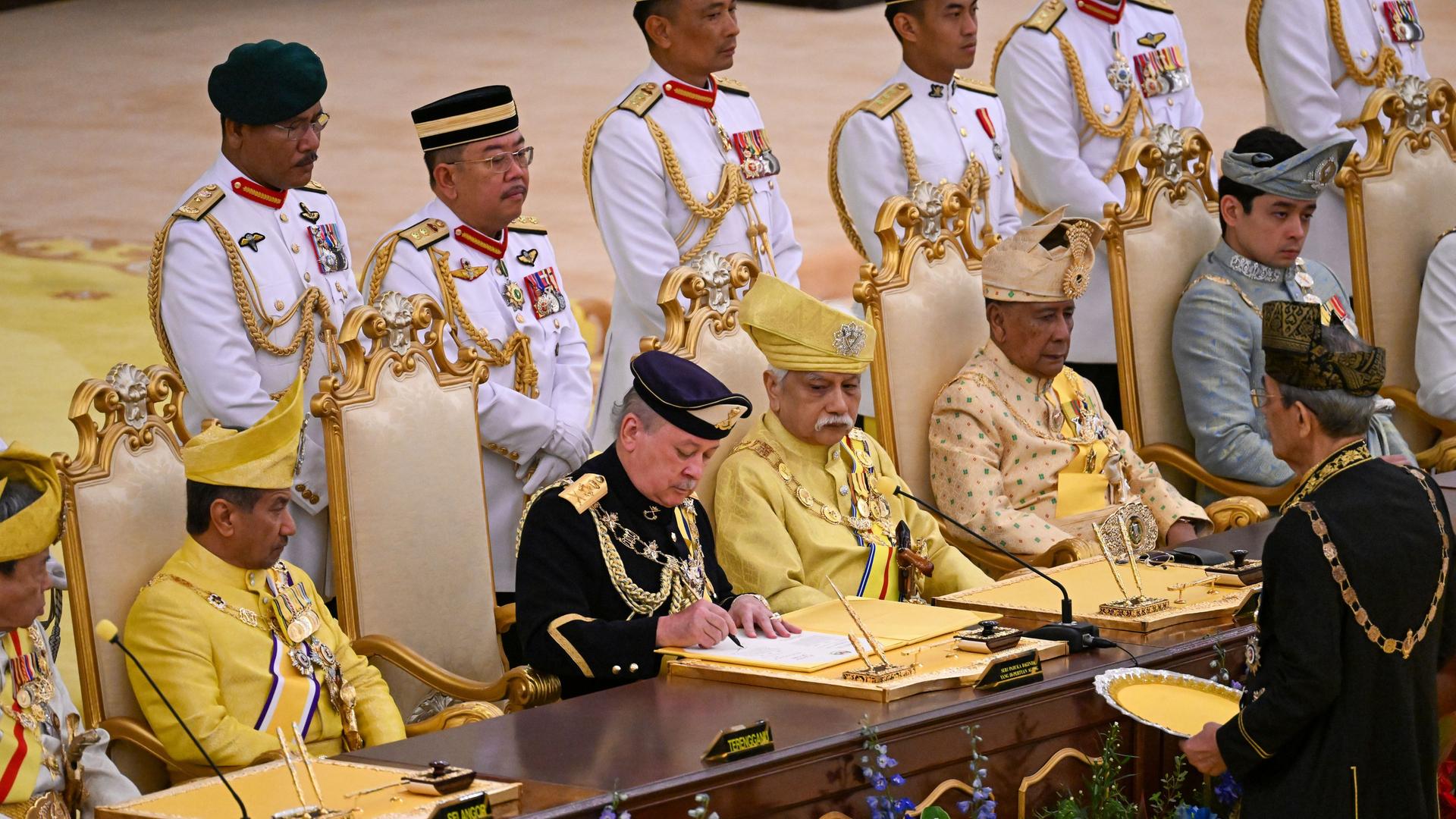 Malaysia, Kuala Lumpur: Sultan Ibrahim Sultan Iskandar (M) nimmt an der Vereidigungszeremonie des 17. Königs von Malaysia im Nationalpalast teil.