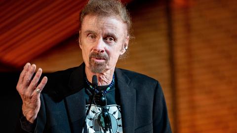 Der amerikanische Bestseller-Autor T.C. Boyle steht auf einer Bühne und spricht. Der amerikanische Bestseller-Autor T.C. Boyle steht auf einer Bühne und spricht.