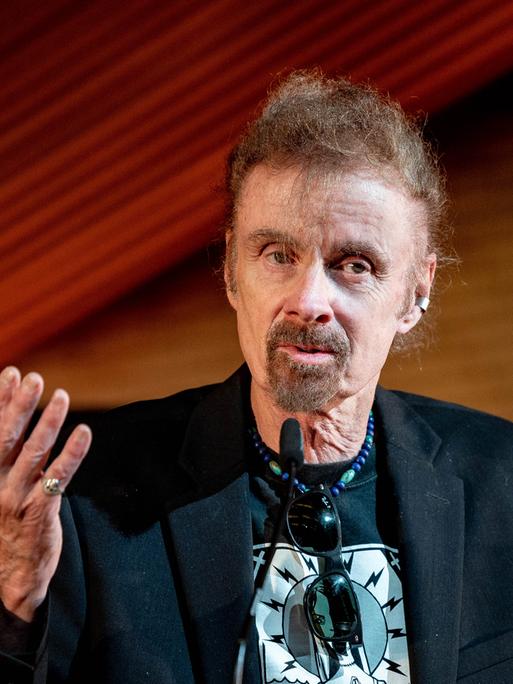 Der amerikanische Bestseller-Autor T.C. Boyle steht auf einer Bühne und spricht. Der amerikanische Bestseller-Autor T.C. Boyle steht auf einer Bühne und spricht.