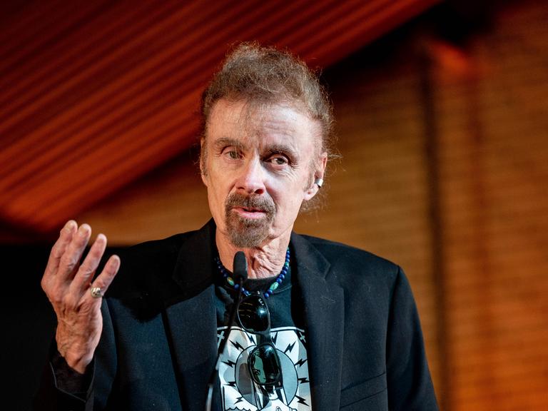 Der amerikanische Bestseller-Autor T.C. Boyle steht auf einer Bühne und spricht. Der amerikanische Bestseller-Autor T.C. Boyle steht auf einer Bühne und spricht.