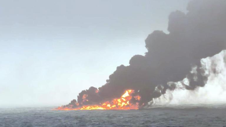 Großbritannien: Auf dem Handout-Foto ist schwarzer Rauch zu sehen, der nach einer Kollision zwischen einem Öltanker und einem Frachtschiff vor der Küste von East Yorkshire in die Luft steigt. 