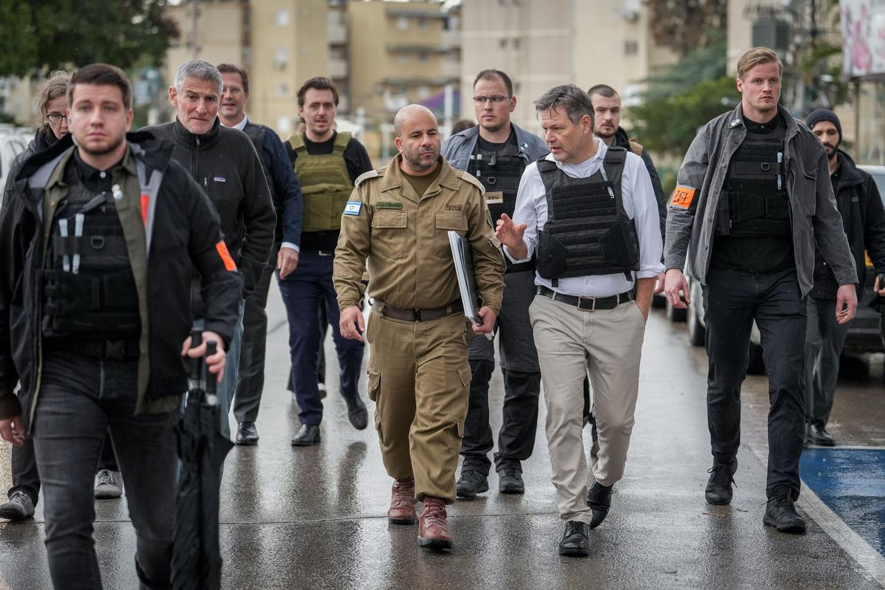 Israel, Sderot: Robert Habeck (M r, Bündnis 90/Die Grünen), Bundesminister für Wirtschaft und Klimaschutz, besucht die Stadt Sderot und wird vom Sprecher der israelischen Streitkräfte, Arye Sharuz Shalicar (M l), begleitet. 