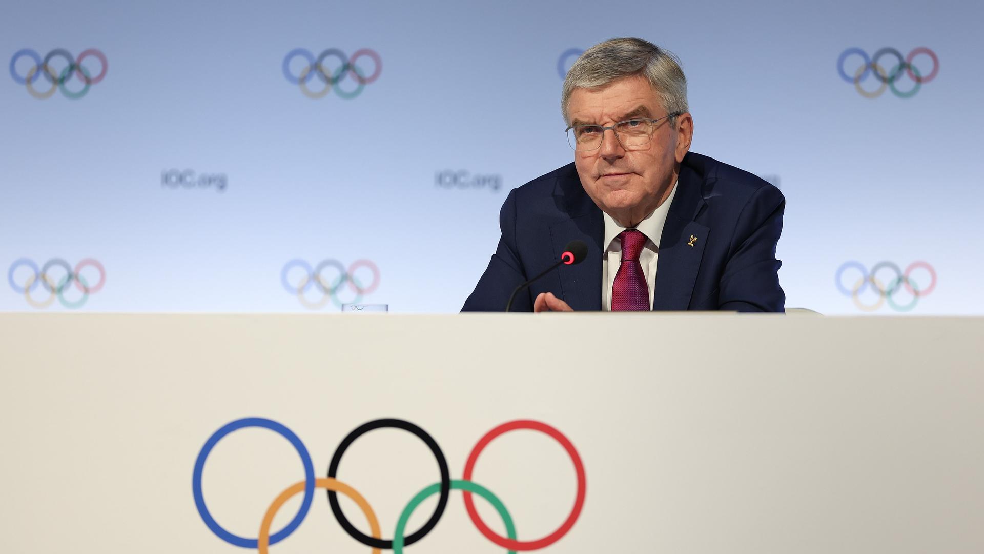 Thomas Bach, Präsident des Internationalen Olympischen Komitees (IOC), blickt bei der Session des Verbandes in Mumbai (Indien) auf einer Pressekonferenz konzentriert drein.