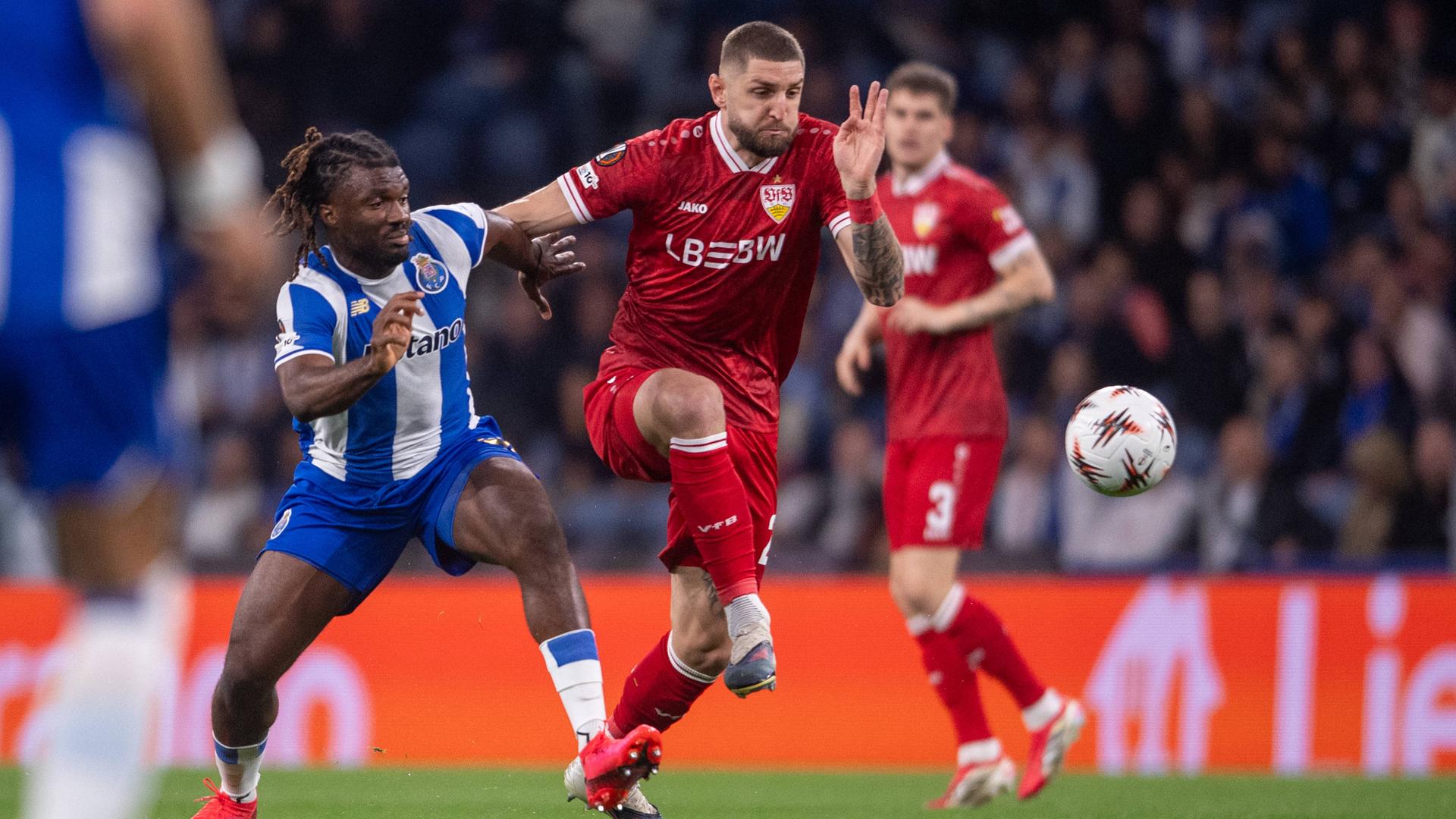 Fußball-Europa-League: Szene aus dem Spiel Porto gegen Stuttgart; Spieler beider Mannschaften kämpfen um den Ball.