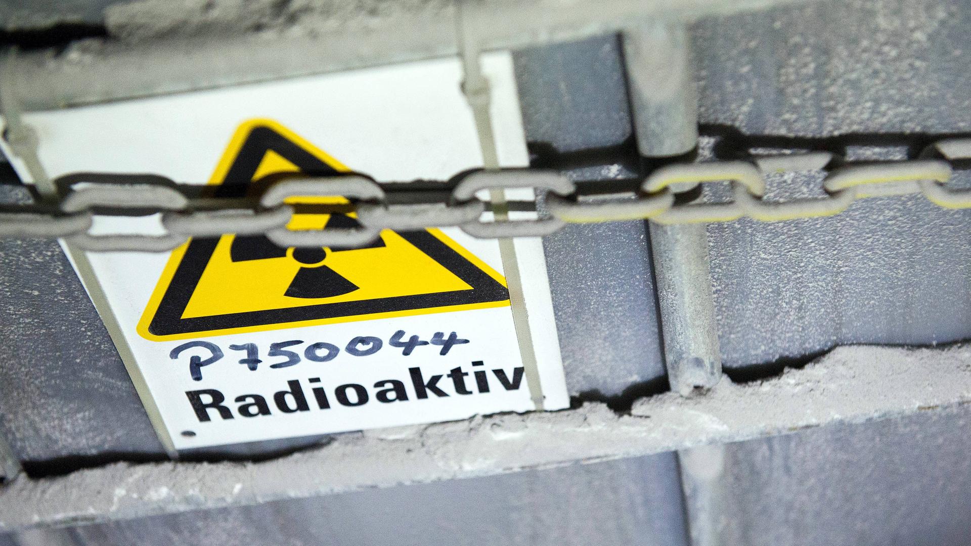 Schild an Sammelbehälter mit Warnhinweis für eventuell radioaktiv kontaminiertes Wasser in der Nähe einer Einlagerungskammer im ehemalige Salz Bergwerk Asse bei Wolfenbüttel Schild an Sammelbehälter mit Warnhinweis für eventuell radioaktiv kontaminiertes Wasser in der Nähe einer Einlagerungskammer im ehemalige Salz Bergwerk Asse bei Wolfenbüttel