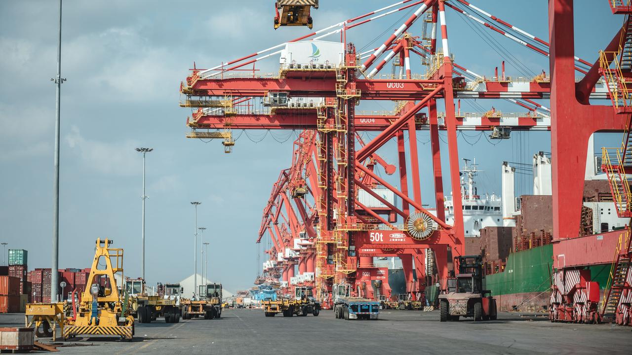 Blick auf rote Krananlagen des Doraleh Multi-Purpose Port in Dschibuti, der 2017 eröffnet worden ist. Gebaut wurde das Terminal von China.