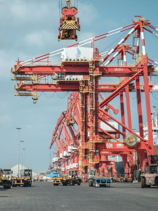 Blick auf rote Krananlagen des Doraleh Multi-Purpose Port in Dschibuti, der 2017 eröffnet worden ist. Gebaut wurde das Terminal von China.