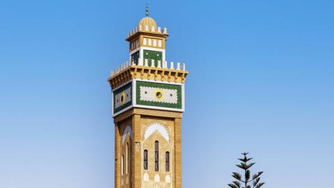 Marokkanische Moschee Sidi Ifni vor blauem Himmel