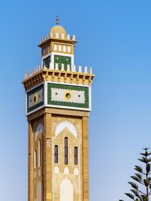 Marokkanische Moschee Sidi Ifni vor blauem Himmel