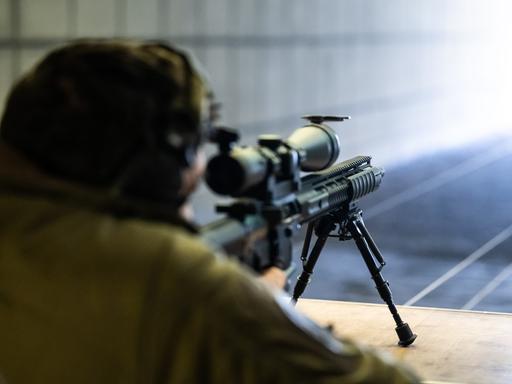 Ein Mitglied eines Schützenvereins zielt mit einer Hera 15th AR-15 im Kaliber .223 auf einem 100 Meter Schießstand auf die Scheibe.