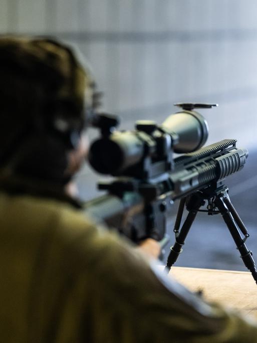 Ein Mitglied eines Schützenvereins zielt mit einer Hera 15th AR-15 im Kaliber .223 auf einem 100 Meter Schießstand auf die Scheibe.