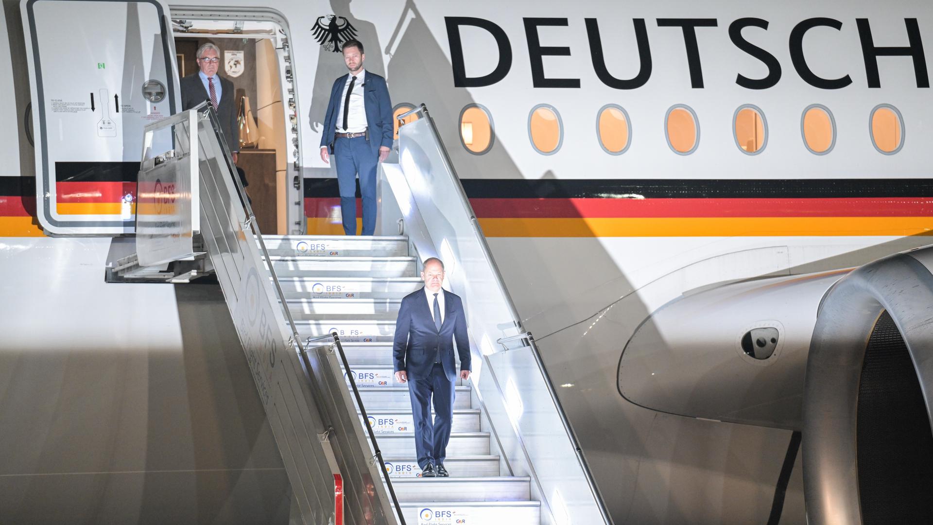 Bundeskanzler Olaf Scholz (SPD) steigt aus einem Flugzeug der Flugbereitschaft der Luftwaffe nach der Ankunft in Neu Delhi in Indien.
Bundeskanzler Olaf Scholz (SPD) steigt aus einem Flugzeug der Flugbereitschaft der Luftwaffe nach der Ankunft in Neu Delhi in Indien.