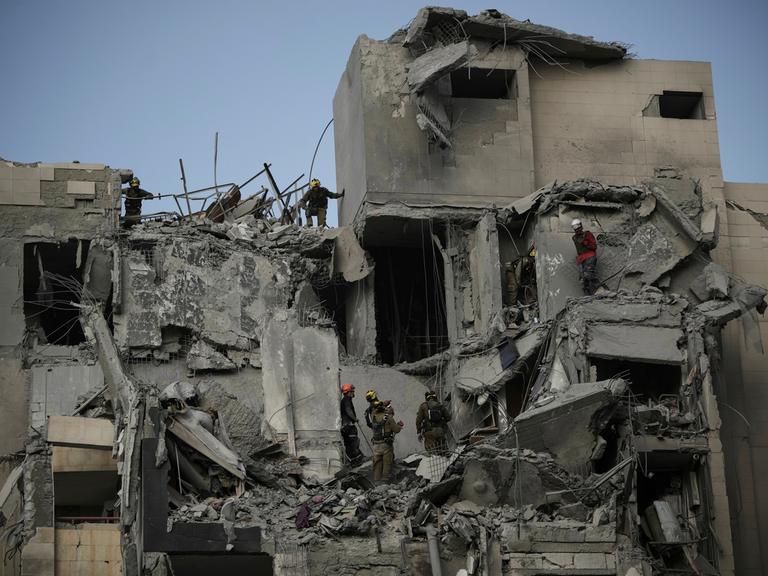Beerscheba: Israelische Soldaten und Rettungskräfte suchen nach Überlebenden in den Trümmern von Wohnhäusern, die durch einen iranischen Raketeneinschlag zerstört wurden. 