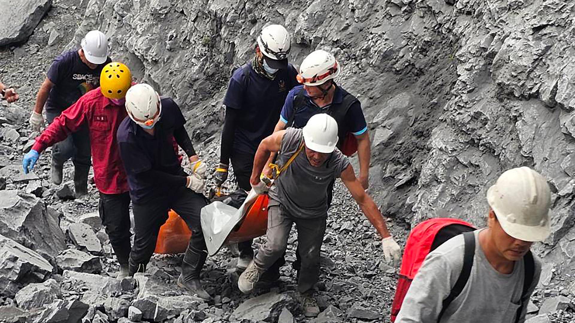 Feuerwehrleute und Steinbrucharbeiter bergen einen Tag nach einem starken Erdbeben im Bezirk Hualien im Osten Taiwans eine Leiche aus dem Steinbruch Ho Ren.