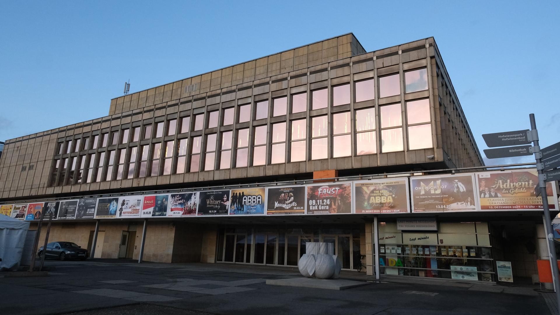 Das Kultur- und Kongresszentrum. Es wurde im Jahr 1981 als Haus der Kultur eröffnet und steht unter Denkmalschutz. Das Kultur- und Kongresszentrum. Es wurde im Jahr 1981 als Haus der Kultur eröffnet und steht unter Denkmalschutz.