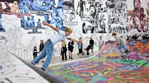 Skateboarder fahren in der documenta-Halle auf der Halfpipe, die Teil des Werks der Initiative Baan Noorg Collaborative Arts and Culture ist. 