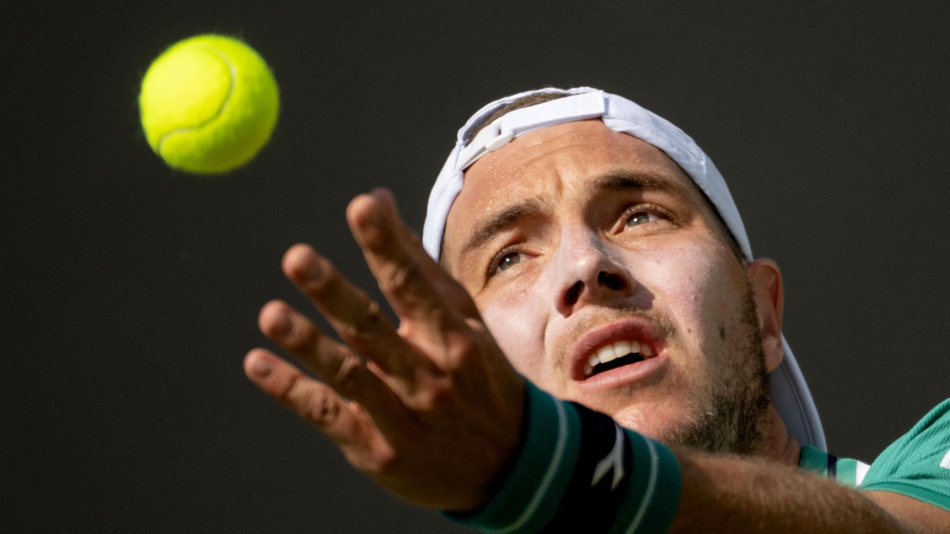Tennisprofi Jan-Lennard Struff schlägt auf. 