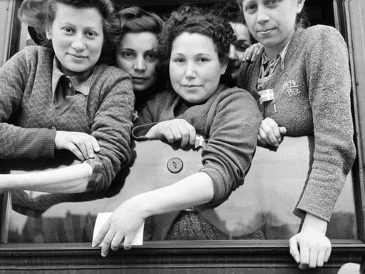 Vier Frauen schauen aus dem heruntergekurbelten Fenster aus einem Bus. Sie wurden im Rahmen der Rettungsaktion "Weiße Busse" im Zweiten Weltkrieg 1945 gerettet.