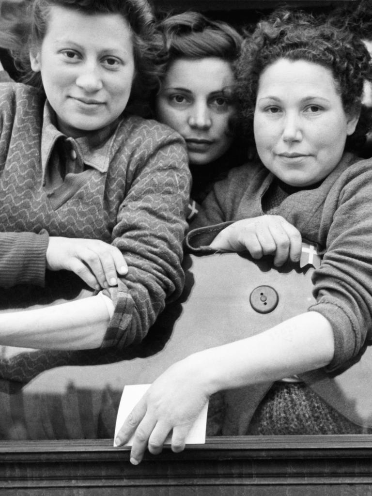 Vier Frauen schauen aus dem heruntergekurbelten Fenster aus einem Bus. Sie wurden im Rahmen der Rettungsaktion "Weiße Busse" im Zweiten Weltkrieg 1945 gerettet.
