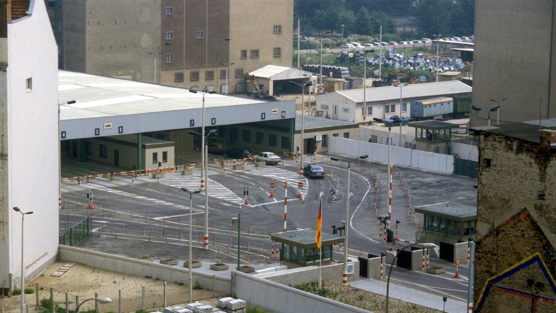 Luftbild von den Grenzanlagen auf Ostberliner Seite - Alliierter Checkpoint Charlie in Berlin an der Friedrichstraße