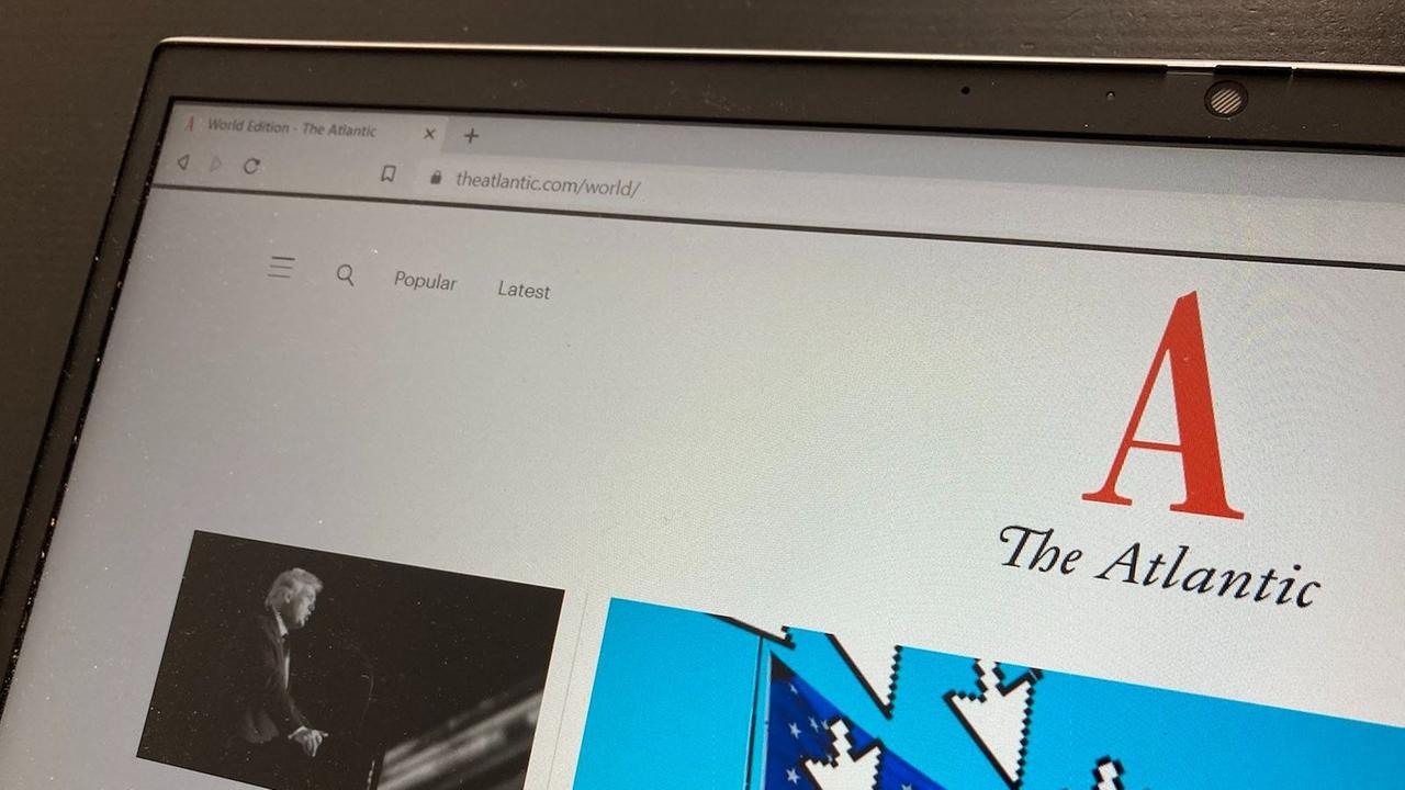 Auf einem Laptop ist die Online-Seite des Magazins The Atlantic geöffnet.