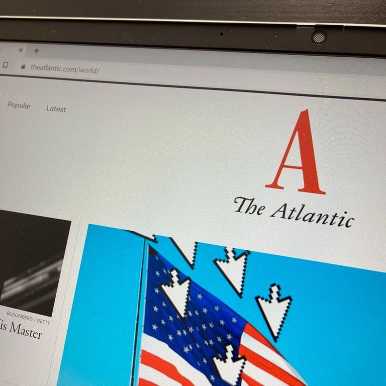 Auf einem Laptop ist die Online-Seite des Magazins The Atlantic geöffnet.