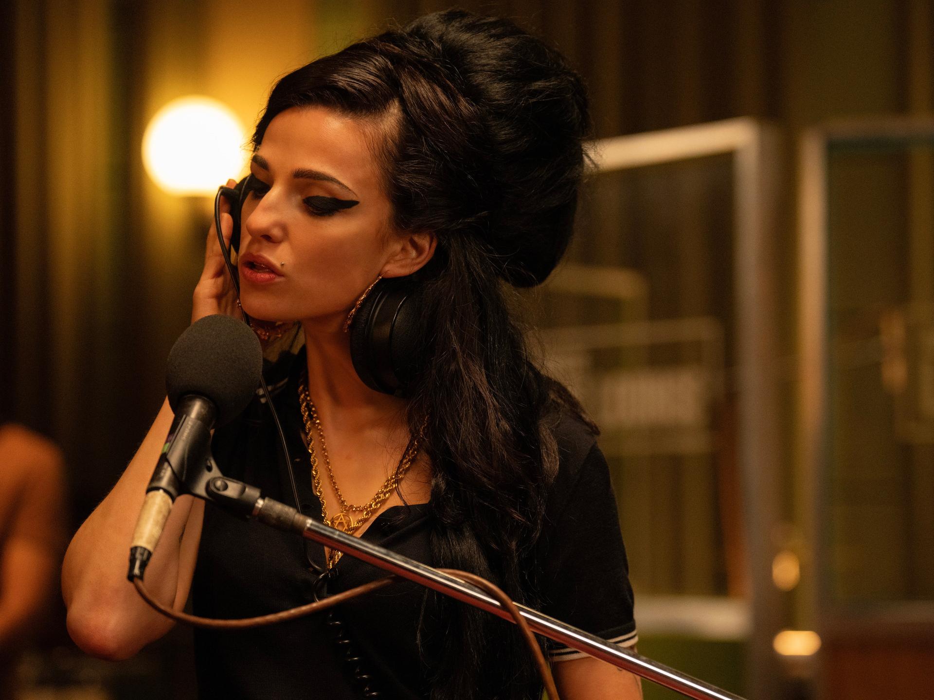 Marisa Abela als Amy Winehouse im Film "Back to Black".