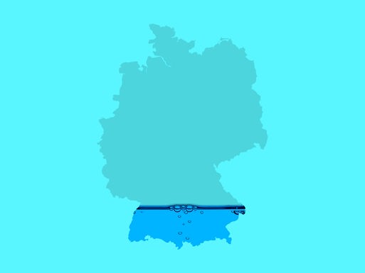 Umriss von Deutschland, der wie ein Glas zu einem Teil mit Wasser gefüllt ist.