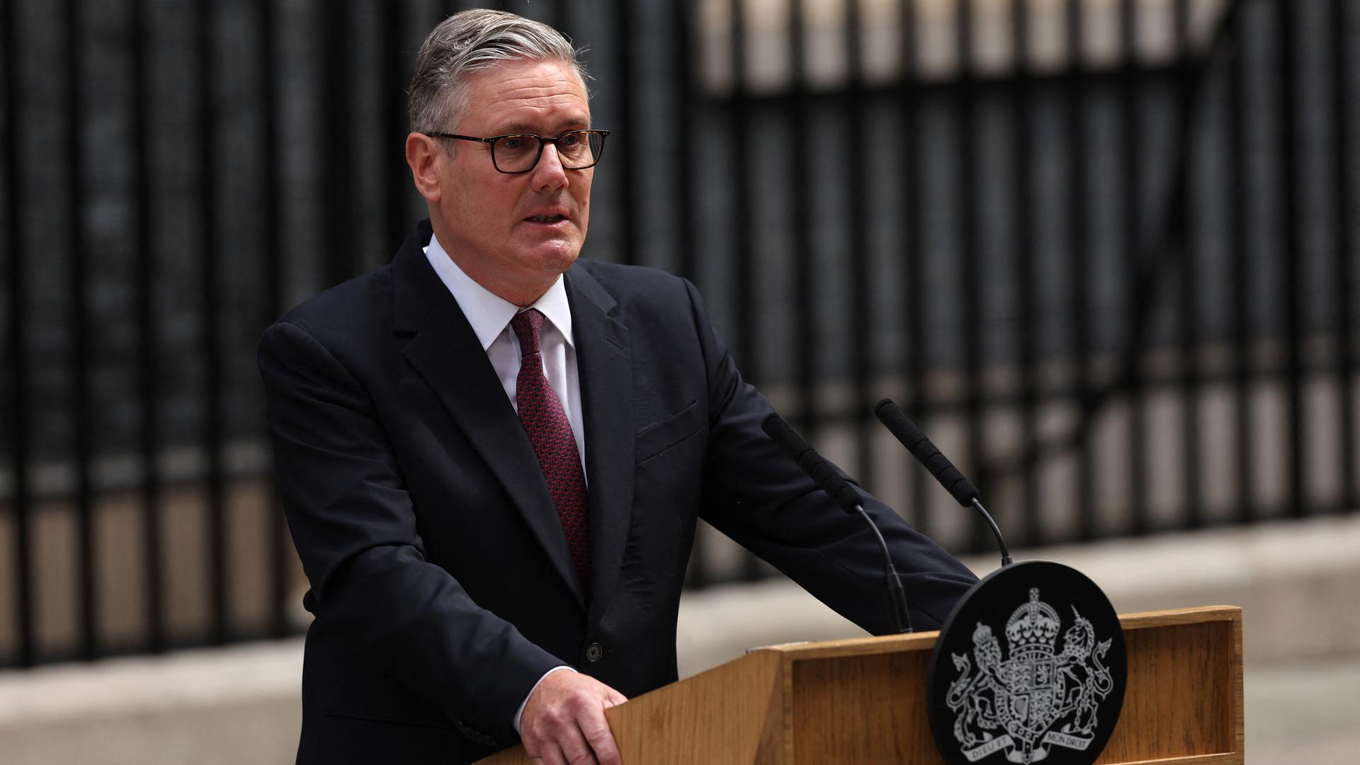 Keir Starmer steht in der Downing Street hinter eine Rednerpult. Keir Starmer steht in der Downing Street hinter eine Rednerpult.