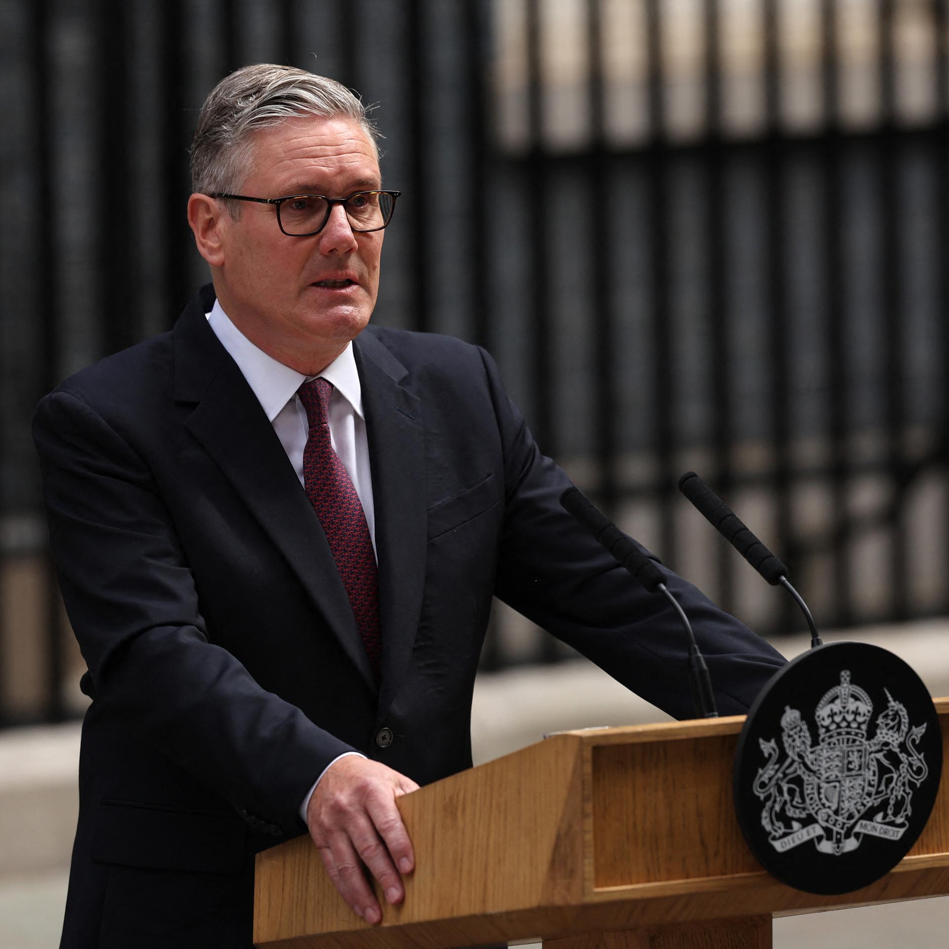 Keir Starmer steht in der Downing Street hinter eine Rednerpult.
