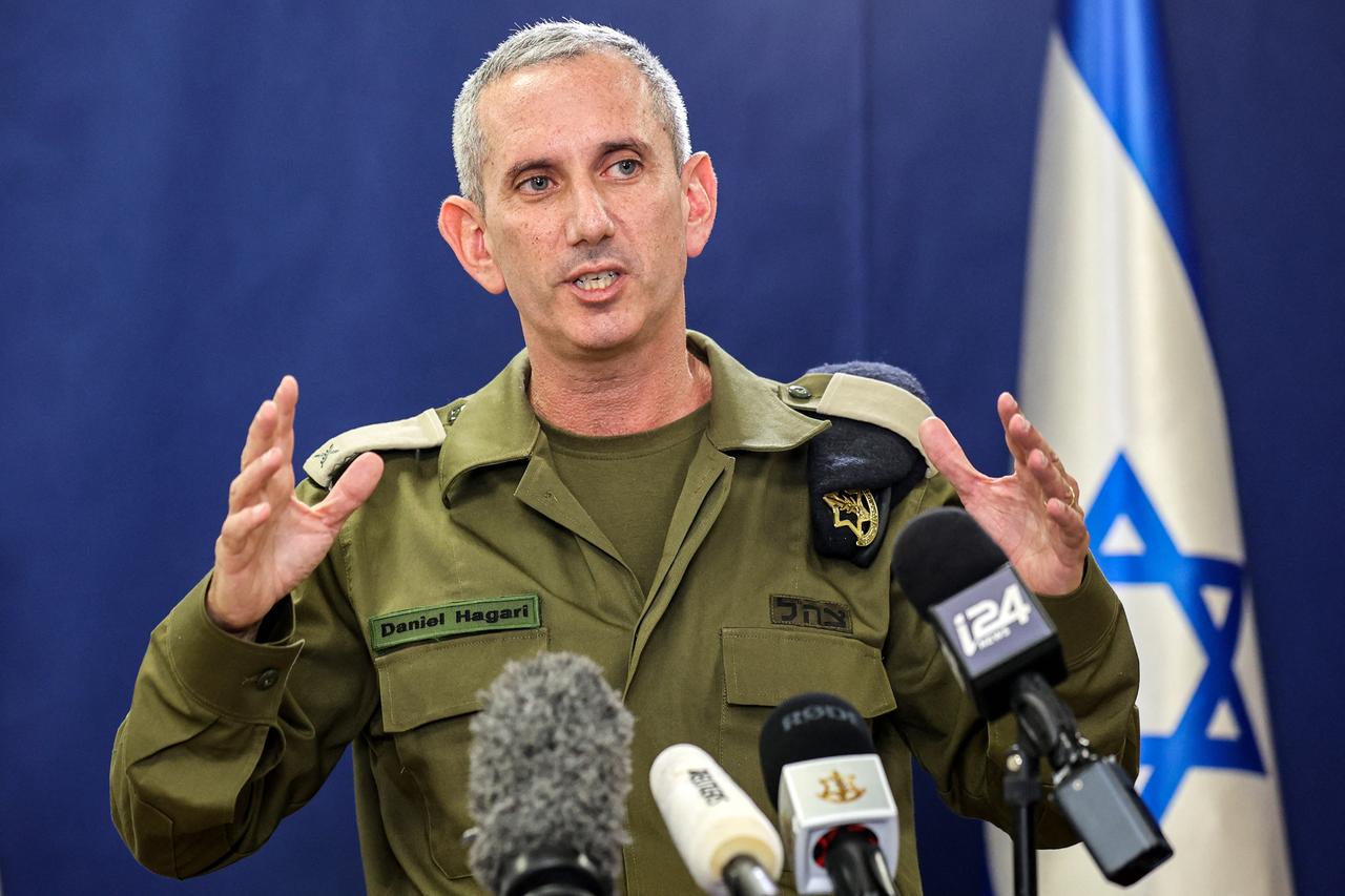 Der israelische Armeesprecher Daniel Hagari informiert die Presse.